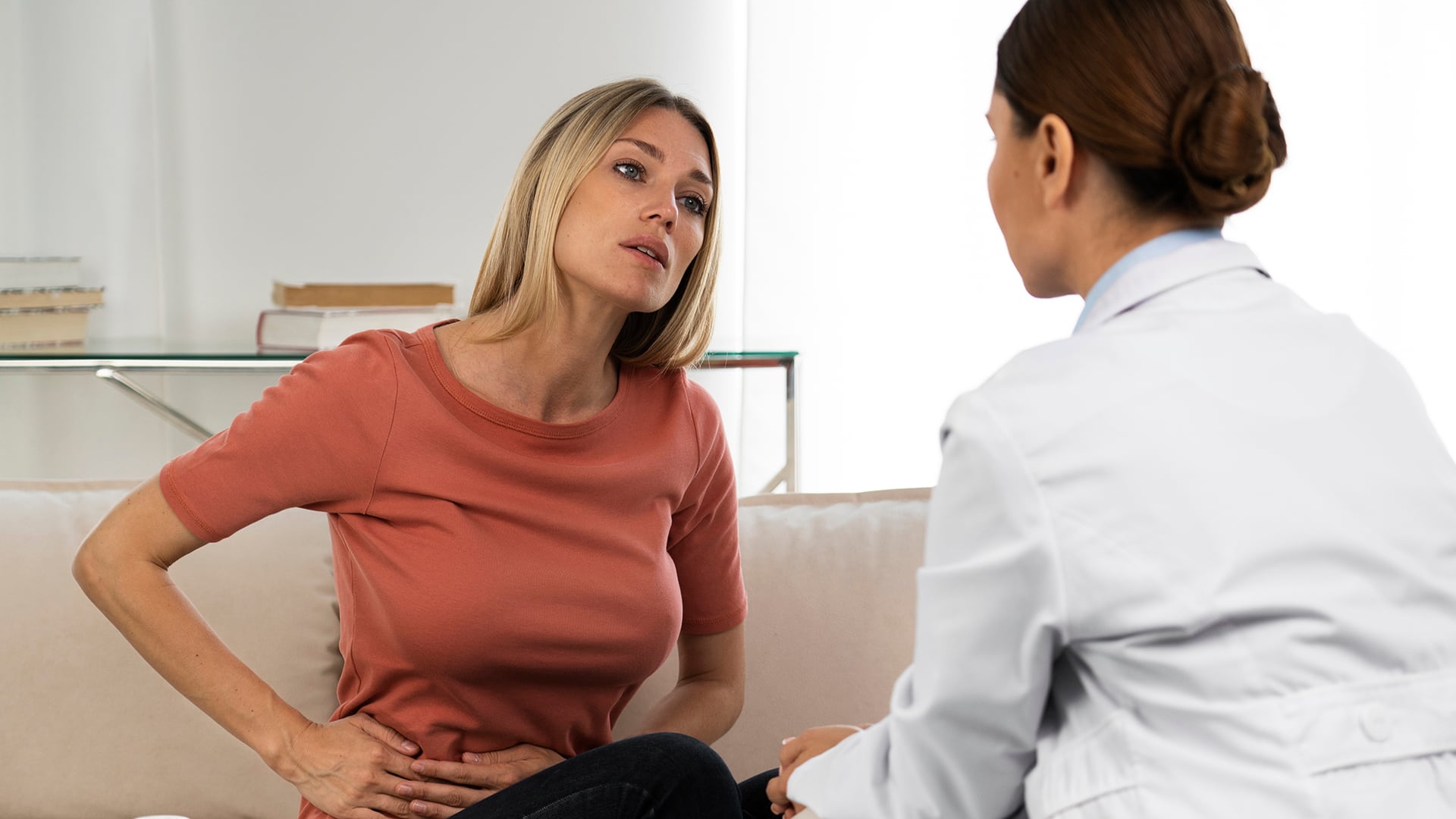 El riesgo de piedras en los riñones aumenta en personas con antecedentes renales y cuando coinciden una dieta inadecuada y un entorno laboral caluroso (Freepik)