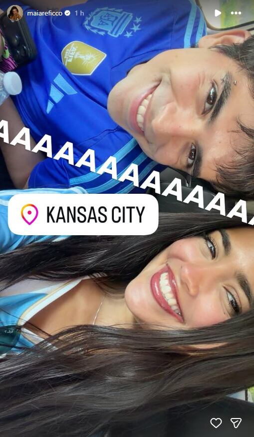 Maia Reficco celebró el encuentro desde Kansas City, sonriente y con la camiseta celeste y blanca, acompañada por la expresión “AAAAAAAAA” (Instagram)