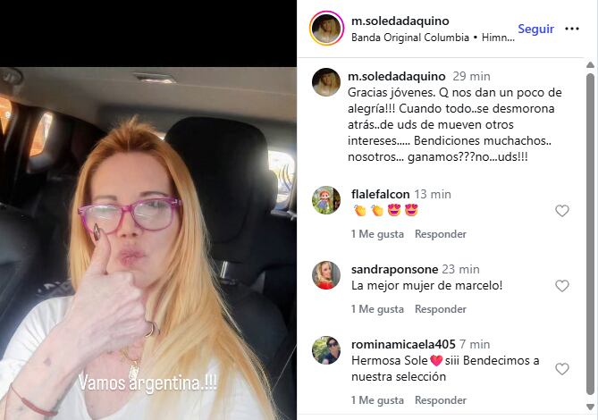 Soledad Aquino, desde el auto y con lentes de armazón rosa, escribió: “Vamos argentina.!!! Gracias jóvenes, que nos dan un poco de alegría” (Instagram)
