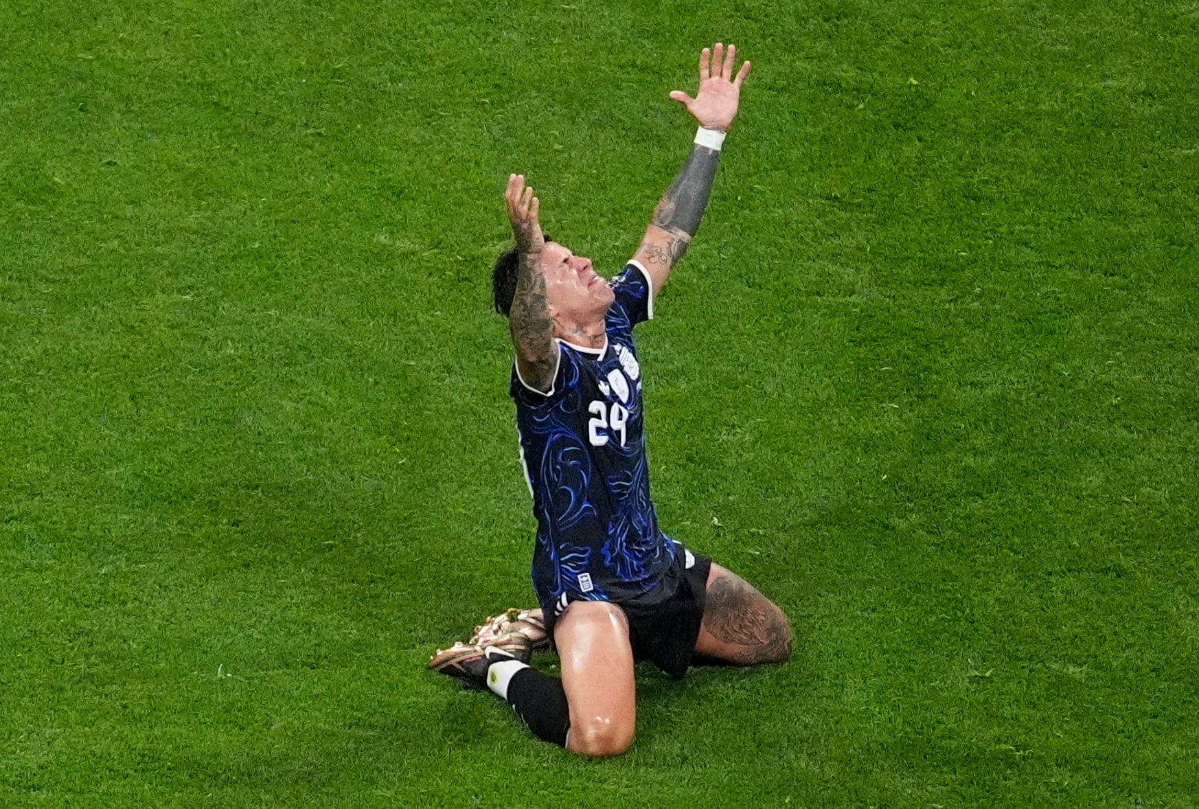 El mediocampista del Chelsea recibió dos pares por comodidad y luego un tercer modelo, el que terminó usando en la semifinal ante Inglaterra (Reuters/Dale Zanine)