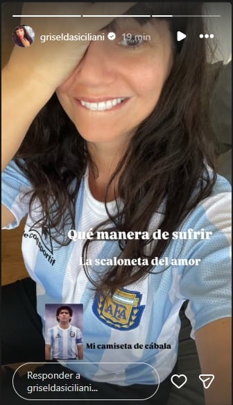 Griselda Siciliani, con la camiseta de la selección argentina de fútbol, comparte su cábala mientras sonríe y cubre parte de su rostro.