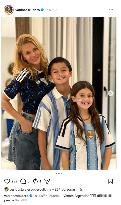 Vanina Escudero posa junto a sus dos hijos, todos con camisetas de la selección argentina de fútbol.