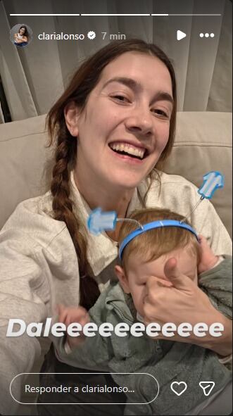 La actriz Clari Alonso sonríe junto a un niño que lleva una diadema con camisetas de la selección argentina, en un momento de alegría.