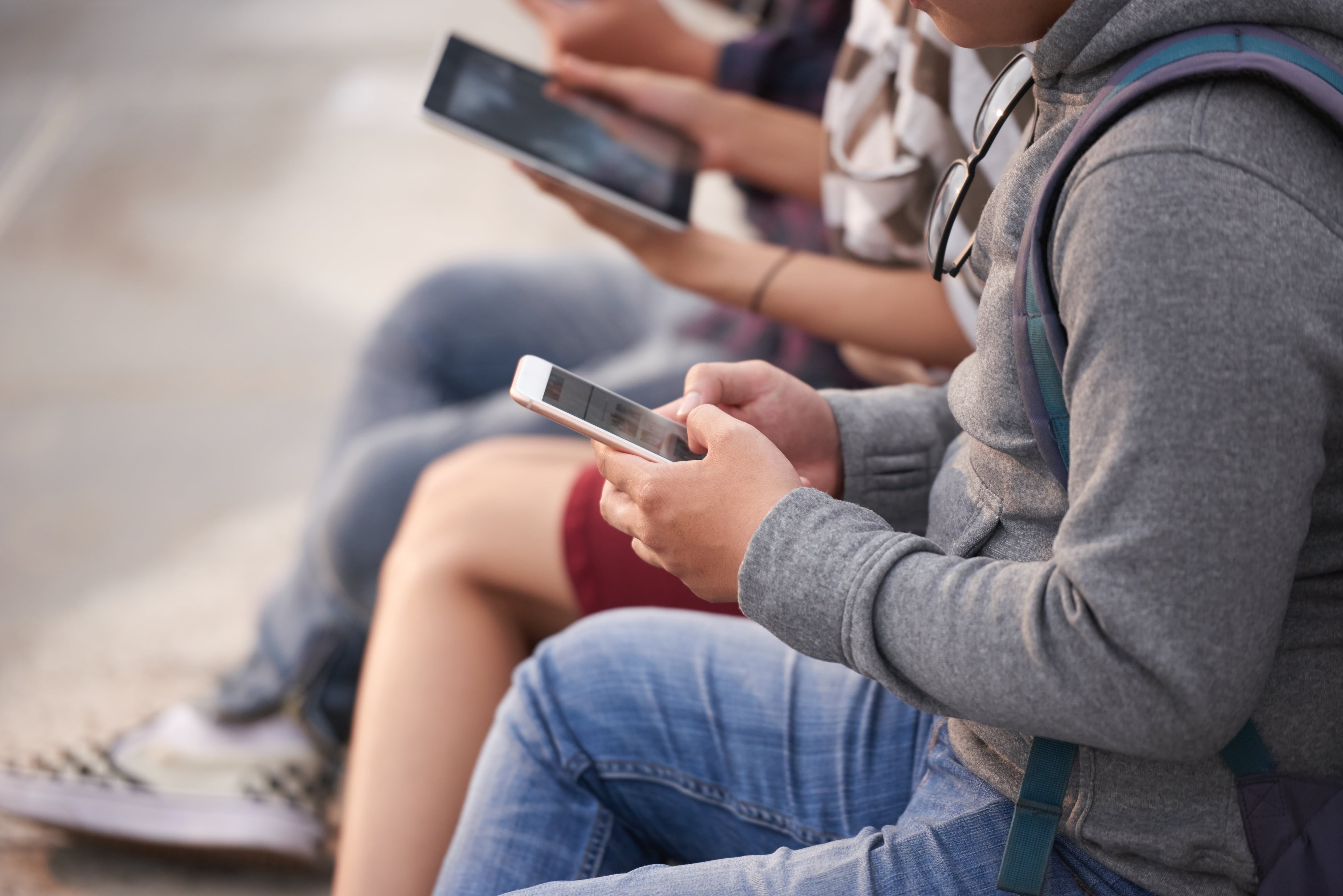 Estudiantes del Carlos Pellegrini y del Colegio Nacional de Buenos Aires fueron denunciados por el uso y comercialización de deepfakes generados con inteligencia artificial (Freepik)