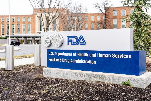 Desde la cafeína hasta el etiquetado de ‘saludable’, la FDA establece una agenda de fin de año para el suministro alimentario en EE. UU.