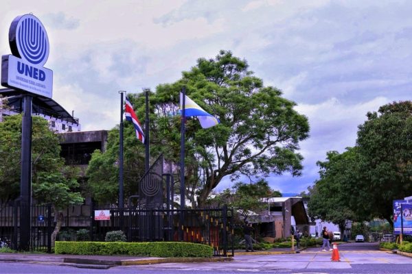Dólar estable, tasas sin mayores cambios y amenaza por combustibles: así cerraría Costa Rica el 2026