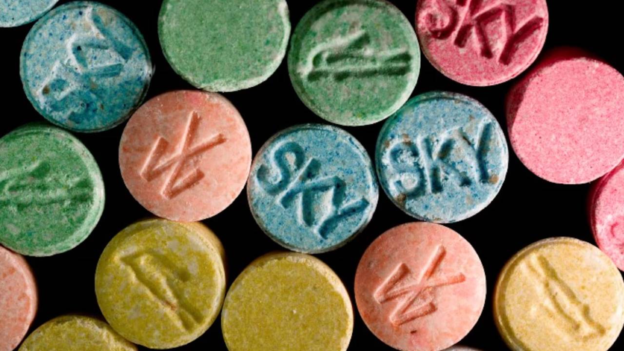 La especialista vinculó los consumos problemáticos con cuadros de ansiedad y depresión, y afirmó que muchas personas usan drogas para automedicar malestares psíquicos (REUTERS)