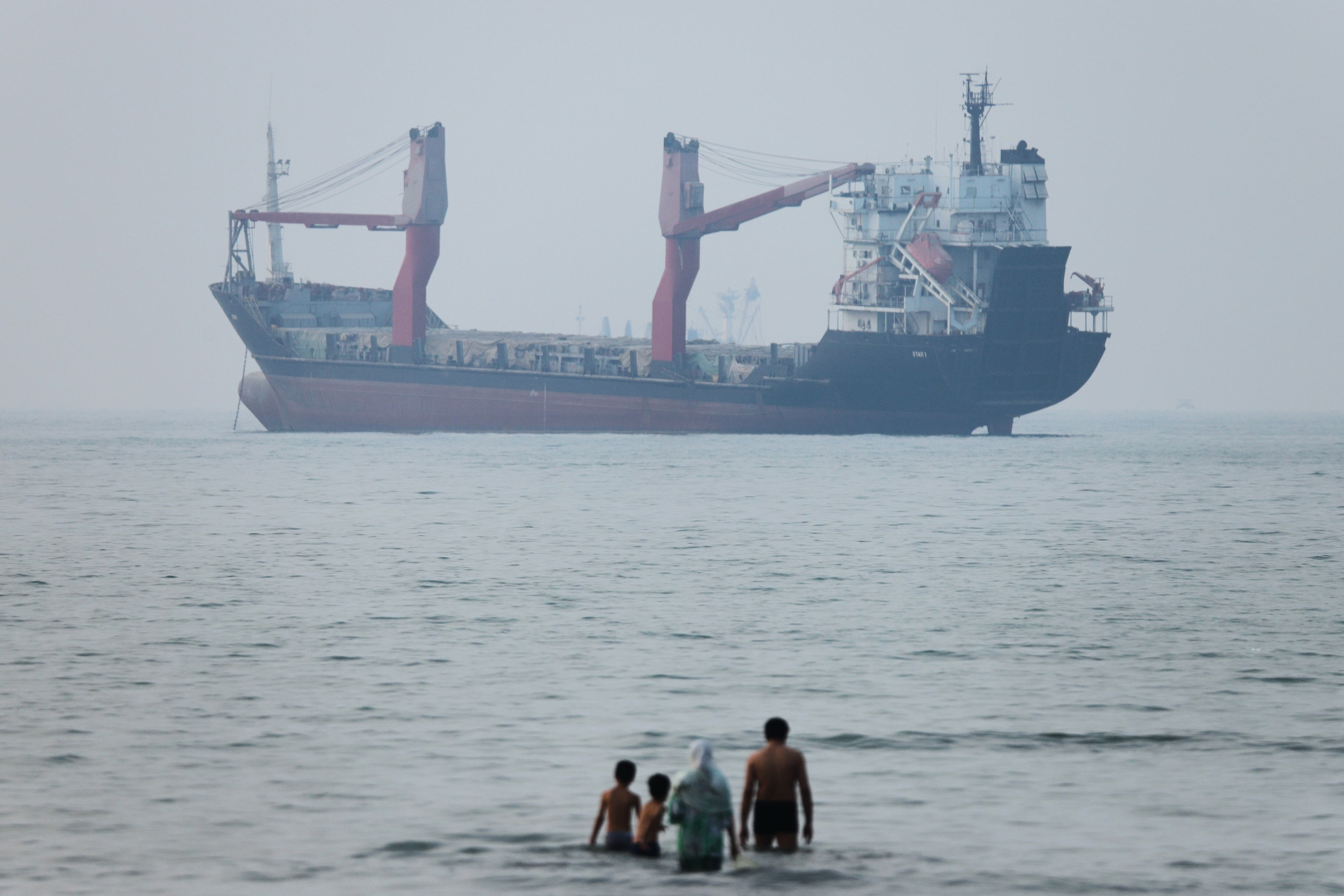 EEUU acusó a Irán de usar Ormuz como herramienta de presión y pidió mayor apoyo internacional para proteger el transporte marítimo mundial (AP)
