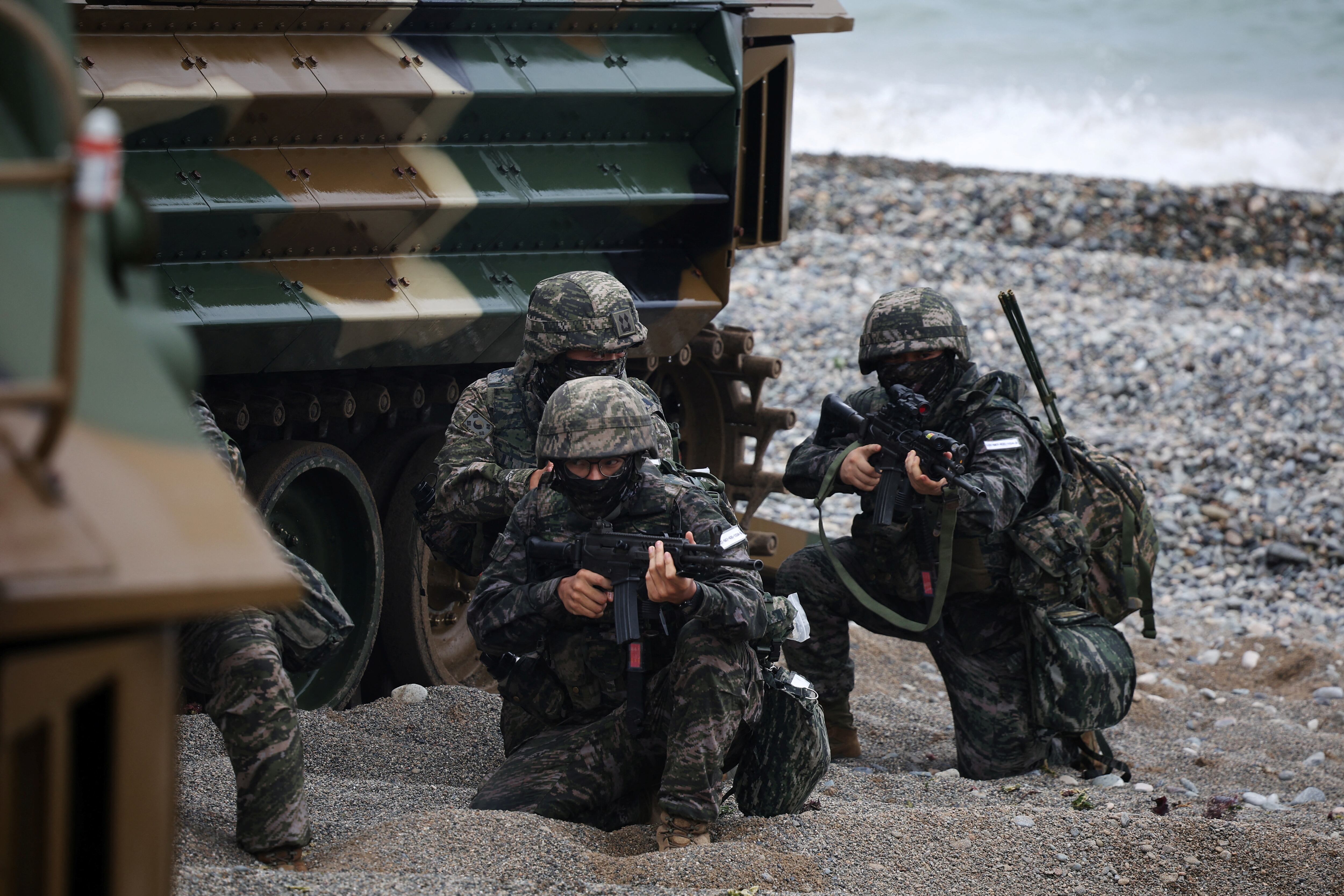Los marines de Corea del Sur participan en un ejercicio conjunto de desembarco anfibio de los cuerpos de marines de Estados Unidos y Corea del Sur, denominado «Ssangyong», en Pohang (Corea del Sur), el 2 de septiembre de 2024 (REUTERS/Kim Hong-Ji)
