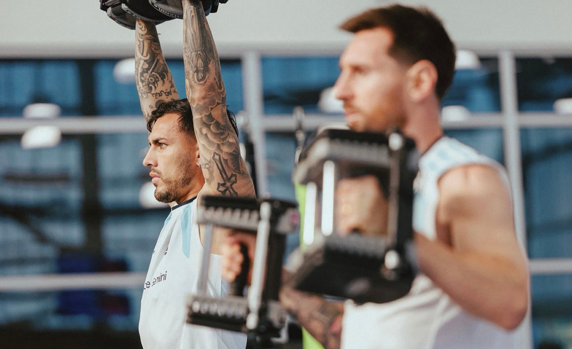 Leandro Paredes y Lionel Messi durante una sesión de entrenamiento en Kansas City