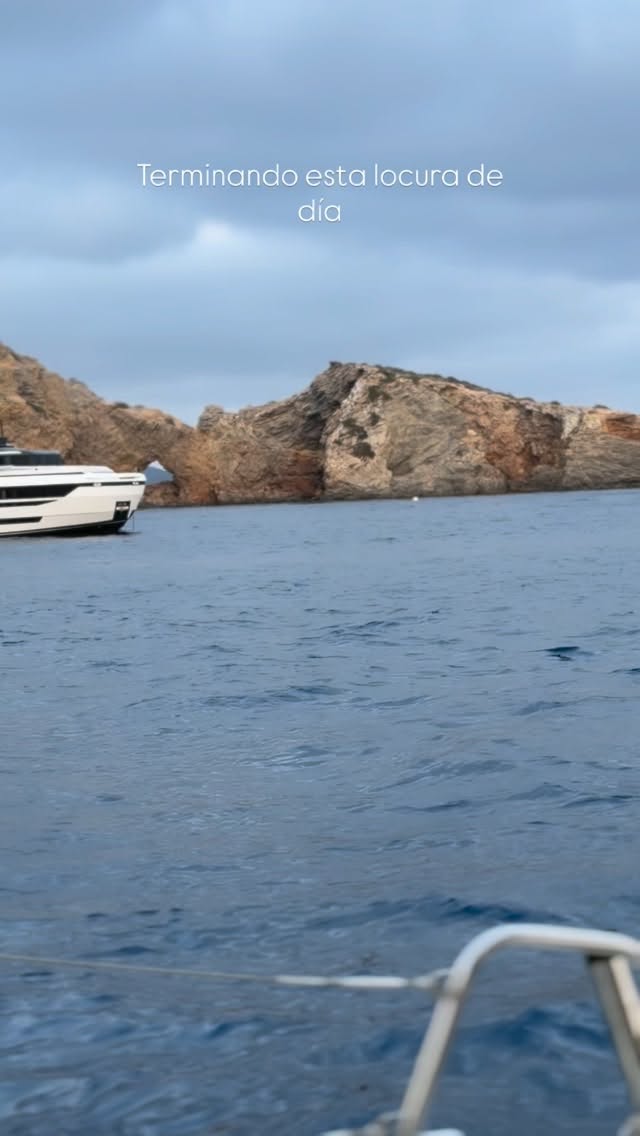 Darío Barassi documentó en Instagram una jornada de navegación en catamarán frente a las costas rocosas de Ibiza