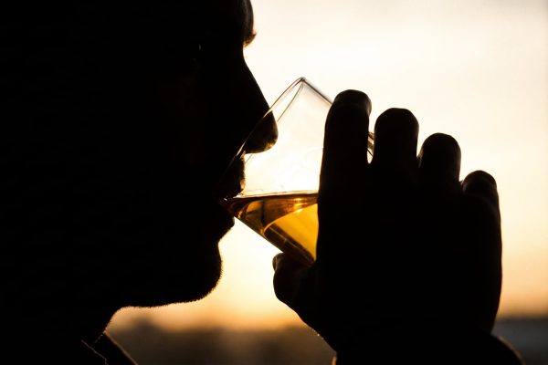 El alcohol compromete la salud física y mental incluso en consumos moderados