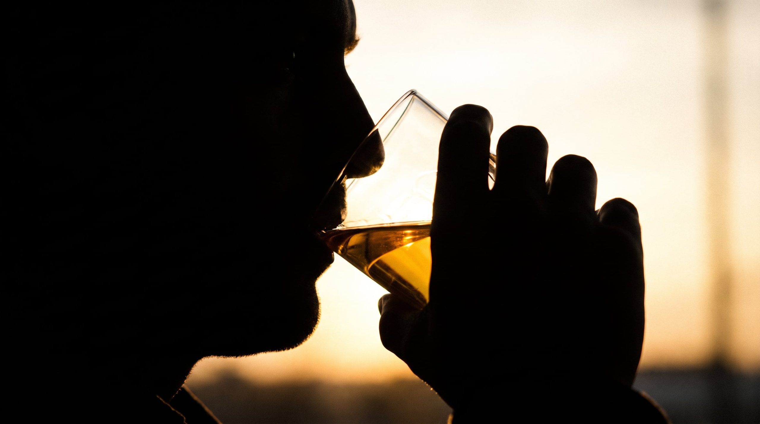 El alcohol compromete la salud física y mental incluso en consumos moderados