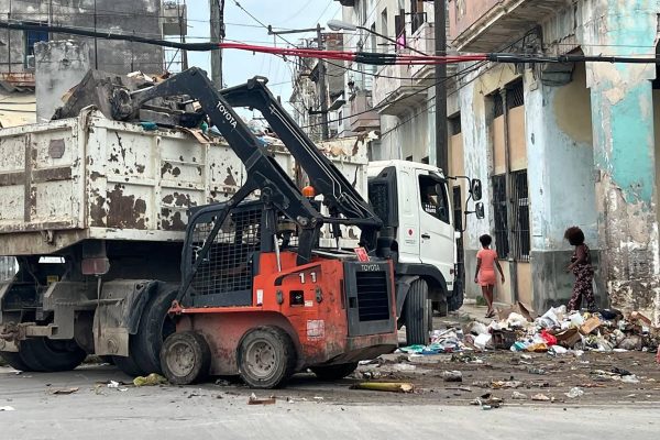 El colapso energético cubano: negocios privados acaparan el gas doméstico y la basura se acumula en La Habana