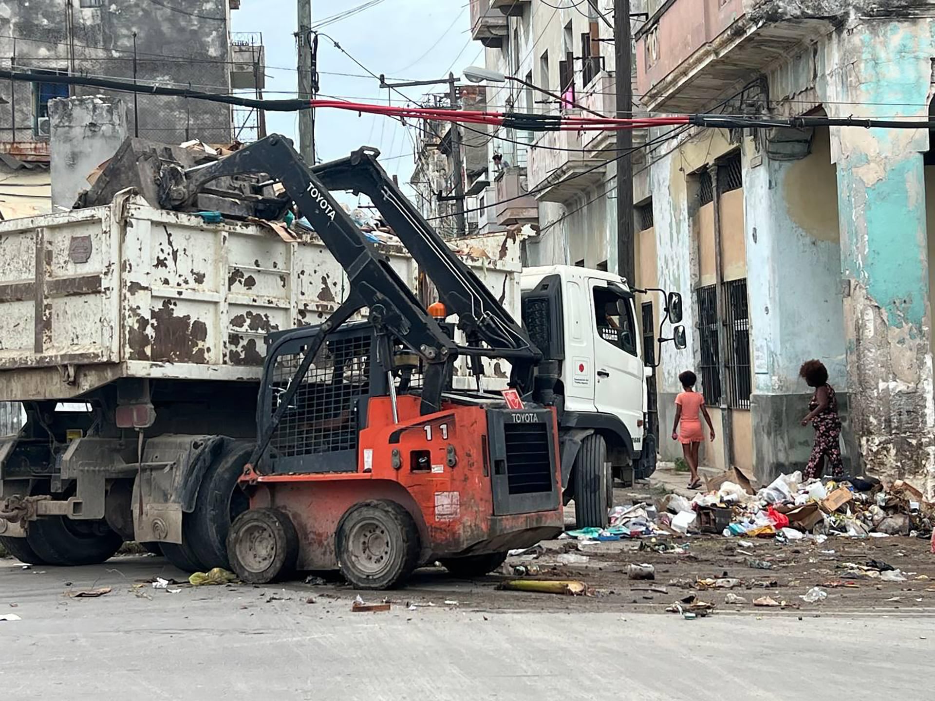 El colapso energético cubano: negocios privados acaparan el gas doméstico y la basura se acumula en La Habana