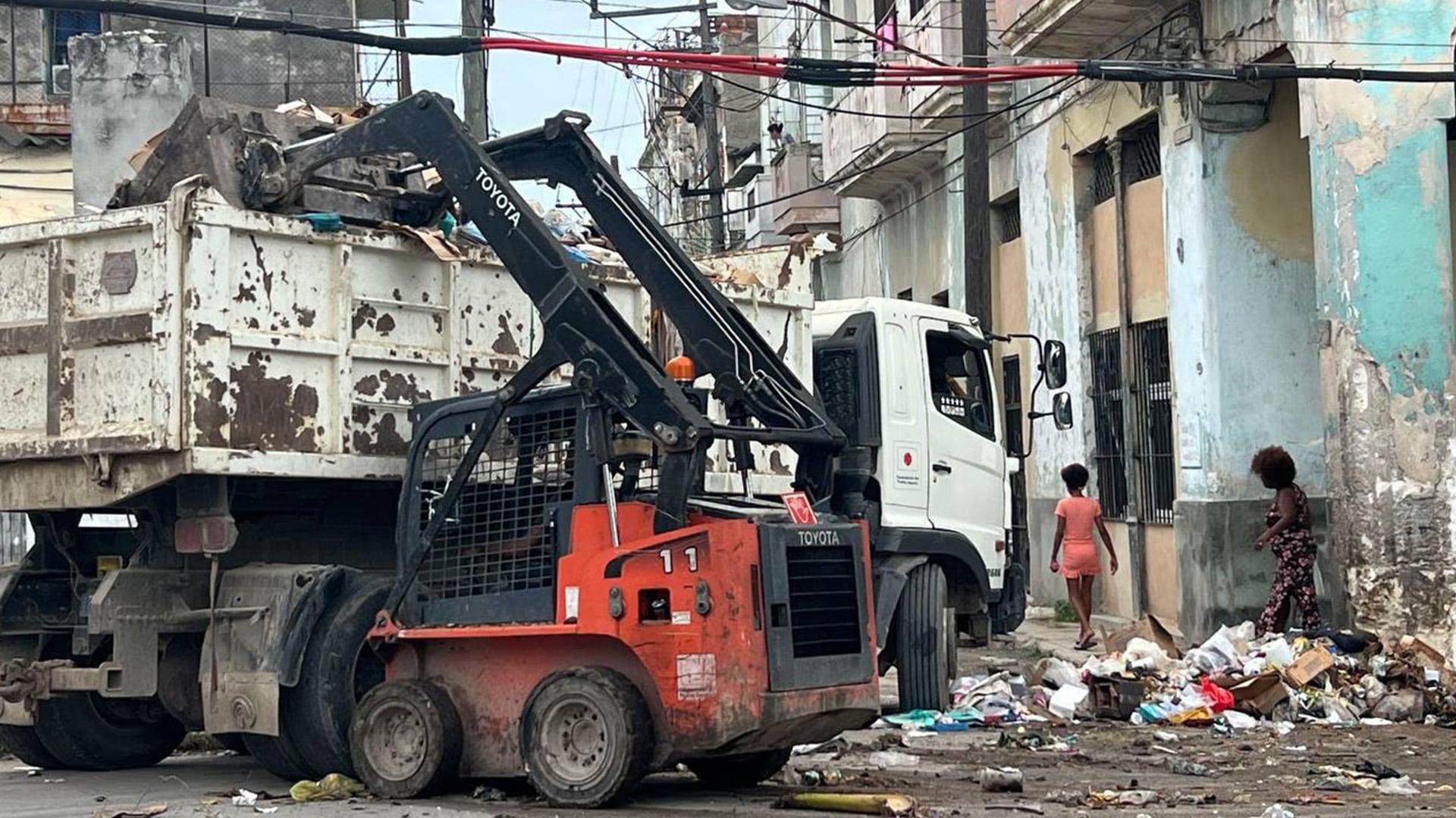 Como es tanta la basura que se acumula en las calles, en los últimos tiempos su recogida debe hacerse por medios de maquinarias que normalmente están destinadas para labores de construcción de viviendas