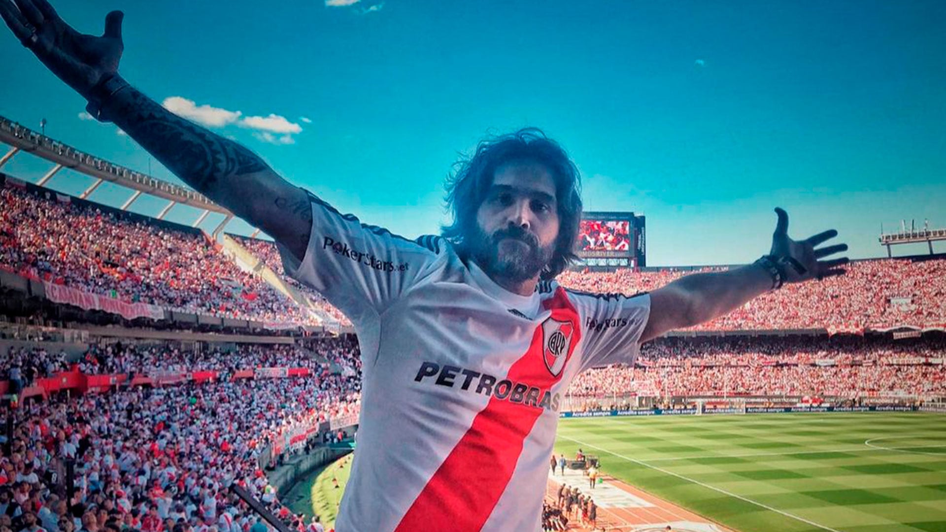 Adani con la camiseta de River en el Monumental 