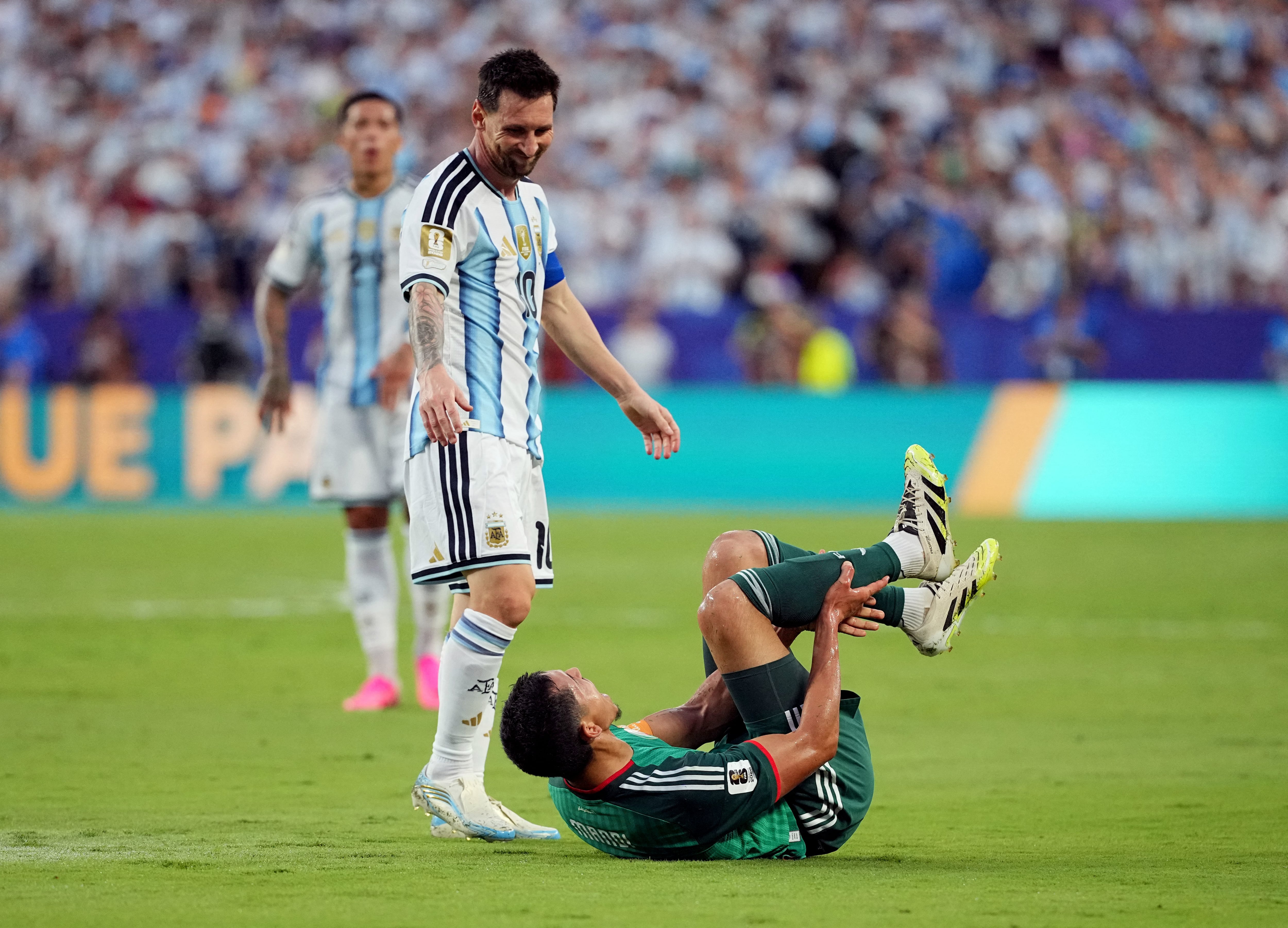 Messi cometió una infracción ante Argelia en el primer partido del Mundial (Reuters)