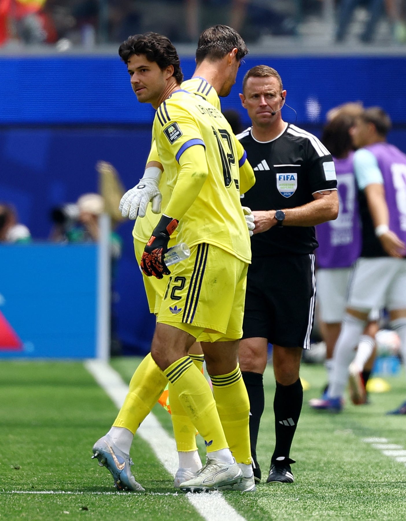 El arquero del Real Madrid fue reemplazado por Senne Lammens (REUTERS/Kai Pfaffenbach)