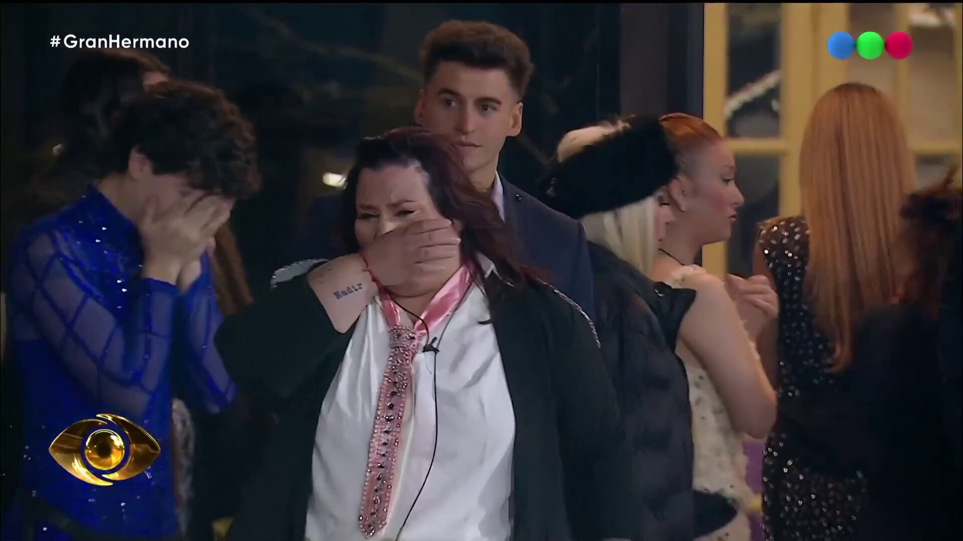 Yipio llora intensamente mientras se cubre la boca, tras la salida de Andrea del Boca en el programa Gran Hermano.