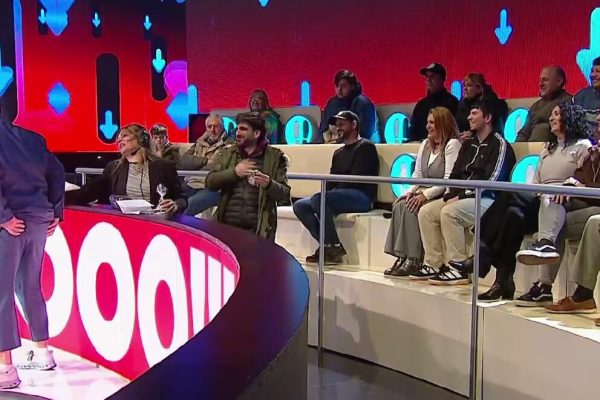 El desopilante momento que vivió Darío Barassi cuando intentó buscar un regalo del público: “Me metiste el dedo”