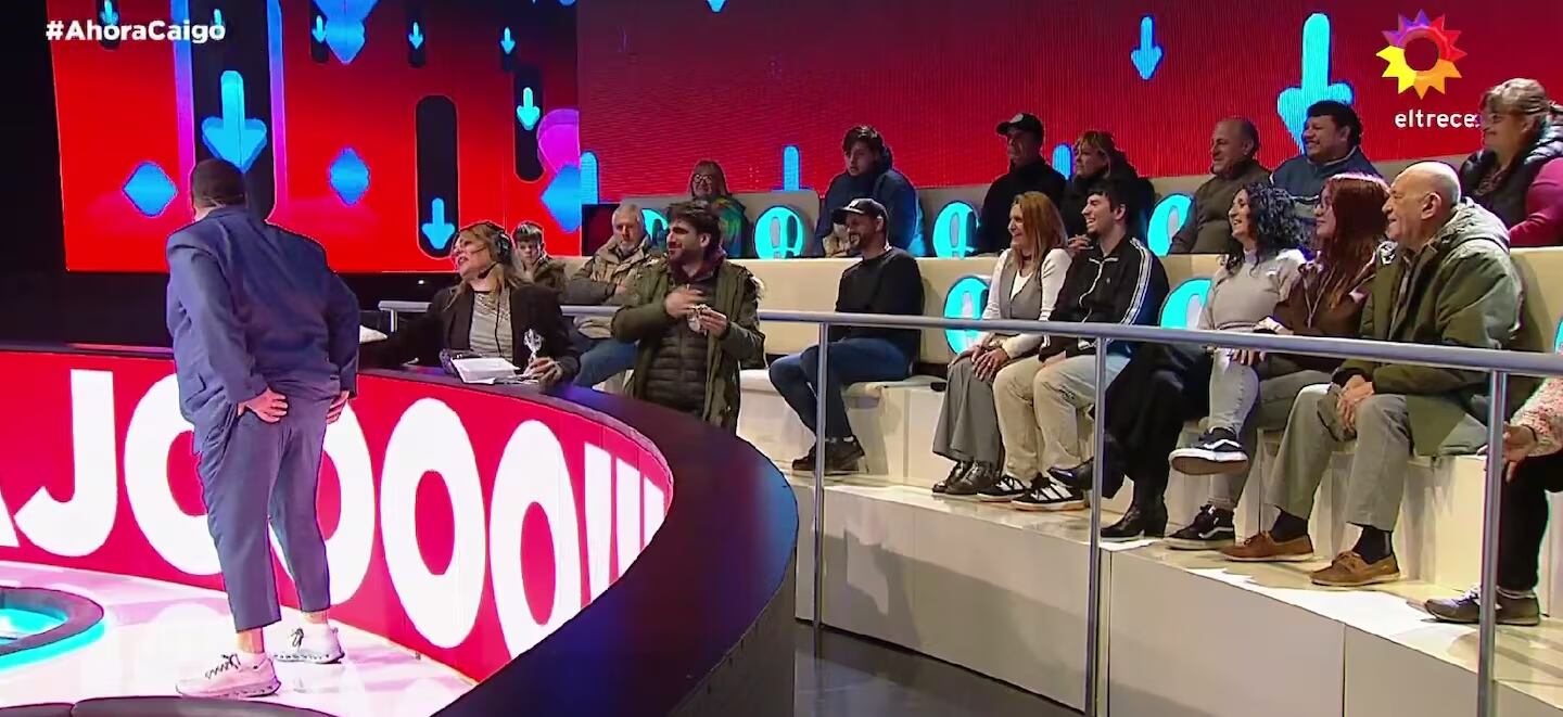 El desopilante momento que vivió Darío Barassi cuando intentó buscar un regalo del público: “Me metiste el dedo”