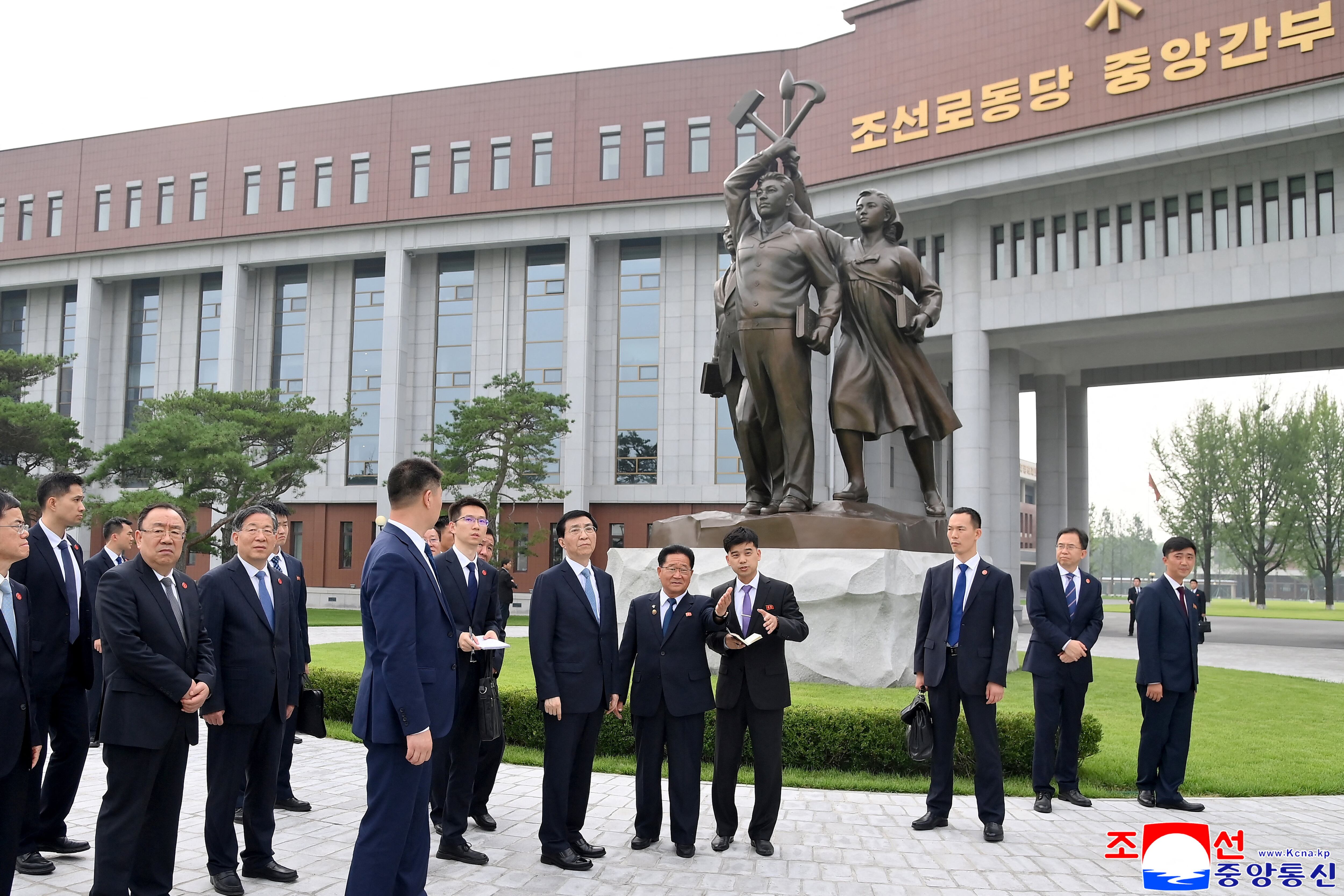 El presidente de la Conferencia Consultiva Política del Pueblo Chino, Wang Huning, visita la Escuela Central de Formación de Cuadros del Partido de los Trabajadores en Pyongyang, Corea del Norte, el 16 de julio de 2026 (KCNA vía REUTERS)