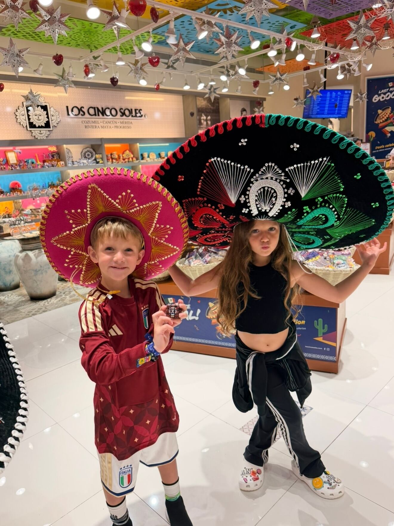 Bautista y Francesca De Paul luciendo sombreros típicos de los mariachis mexicanos