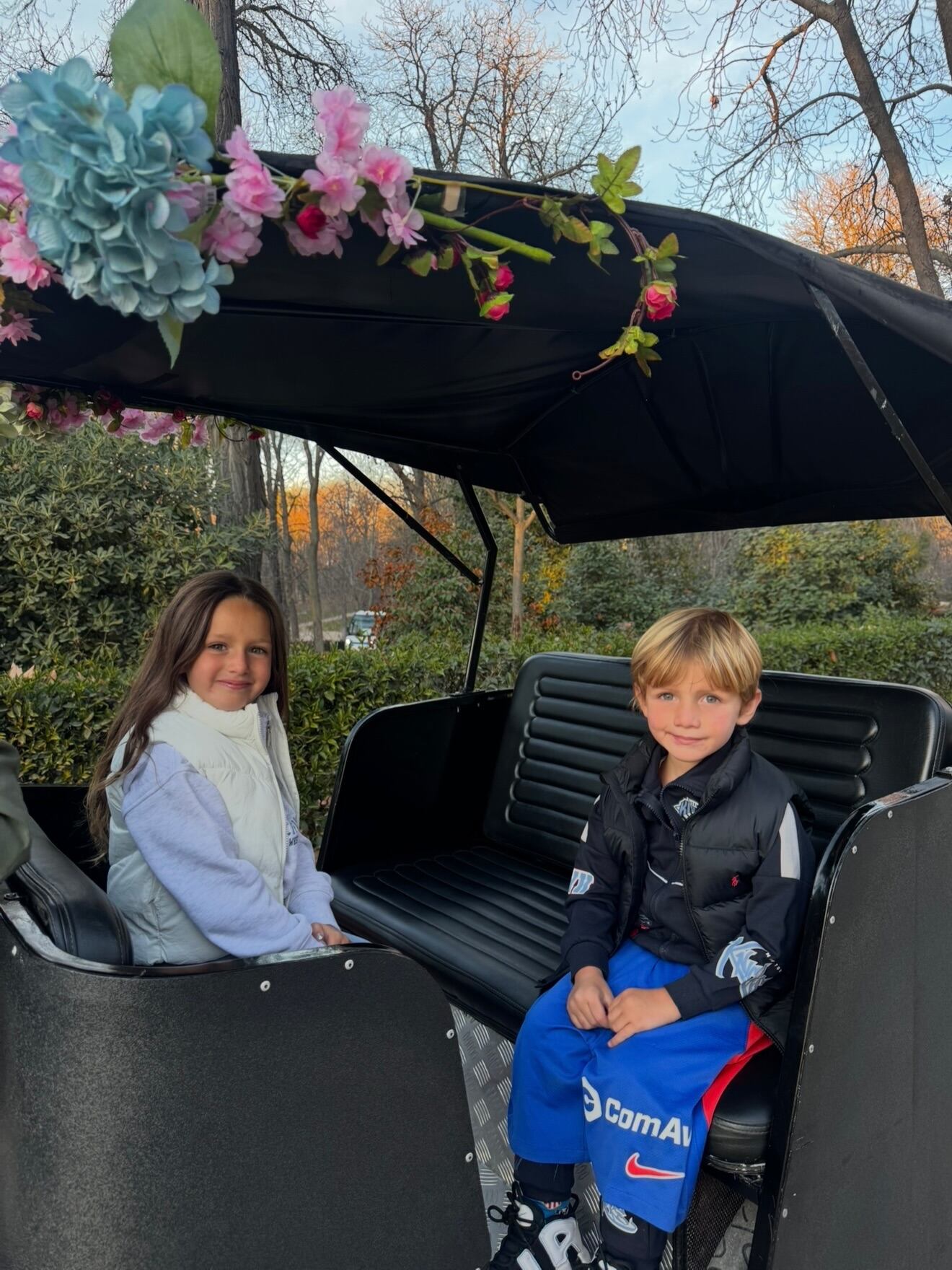 Bautista y su hermana Francesca disfrutando de un paseo al aire libre