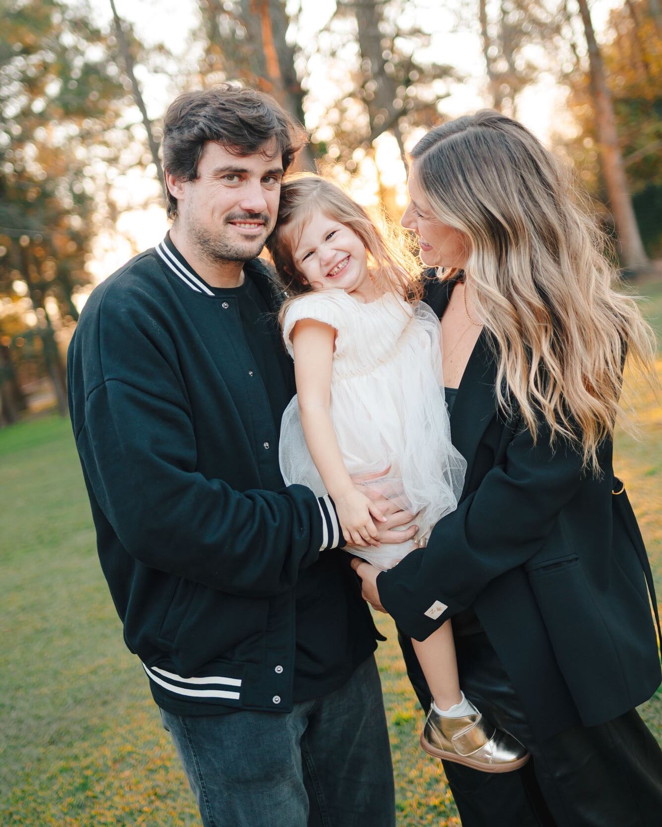 Stephanie Demner y su hija Ariana posando sonrientes junto a Guido Pella 