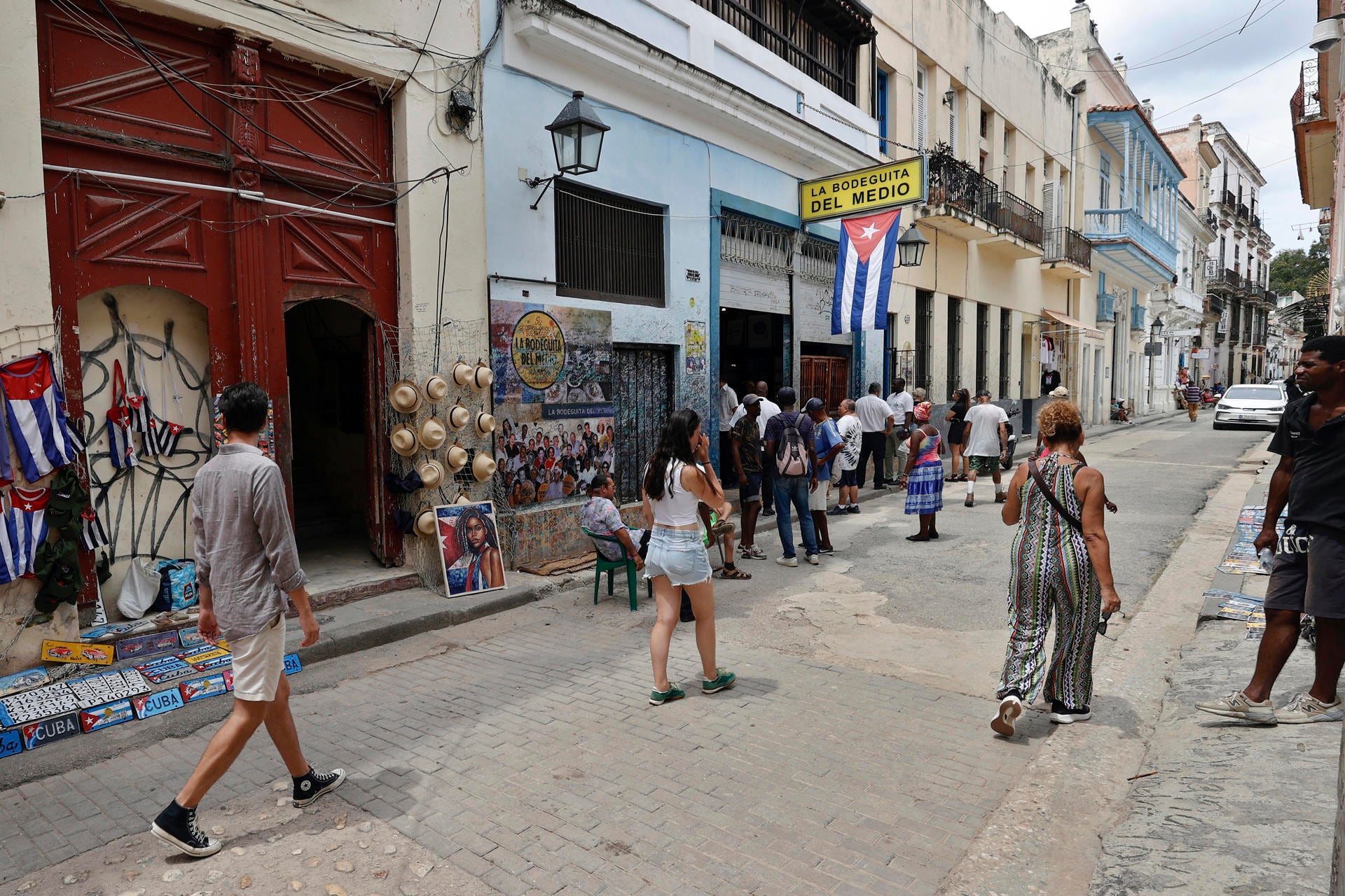 Personas caminando en La Habana (EFE/Ernesto Mastrascusa)