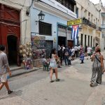 El fracaso de la bancarización en Cuba: jubilados hacen fila desde el amanecer para cobrar pensiones de menos de 10 dólares