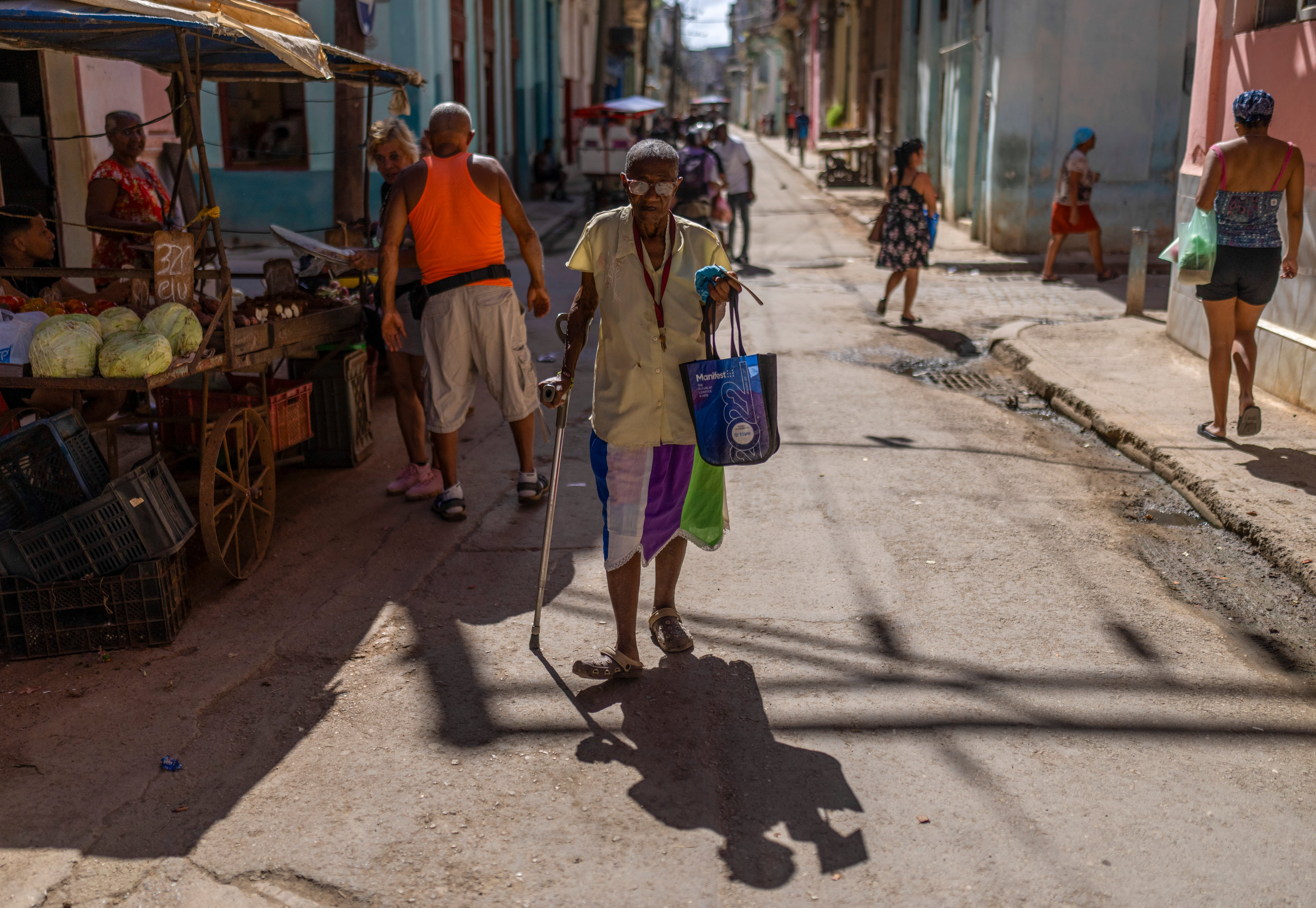 Una anciana camina con la ayuda de un bastón en La Habana Vieja (Foto AP/Ramón Espinosa/Archivo)