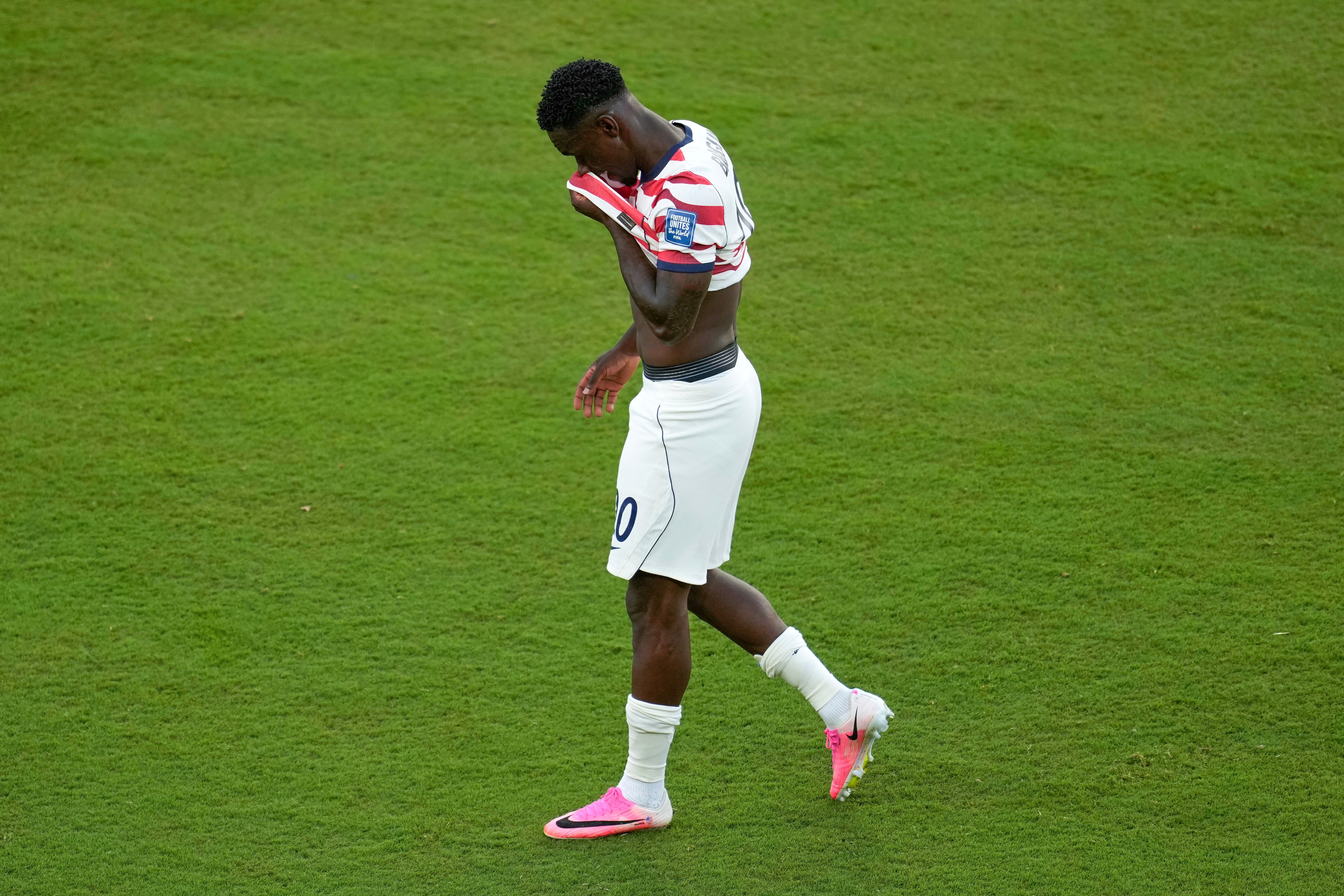El delantero estadounidense Folarin Balogun tras ser expulsado durante el partido de los 16vos de final contra Bosnia en el Mundial, el miércoles 1 de julio de 2026, en Bosnia. (AP Foto/Jeff Chiu)