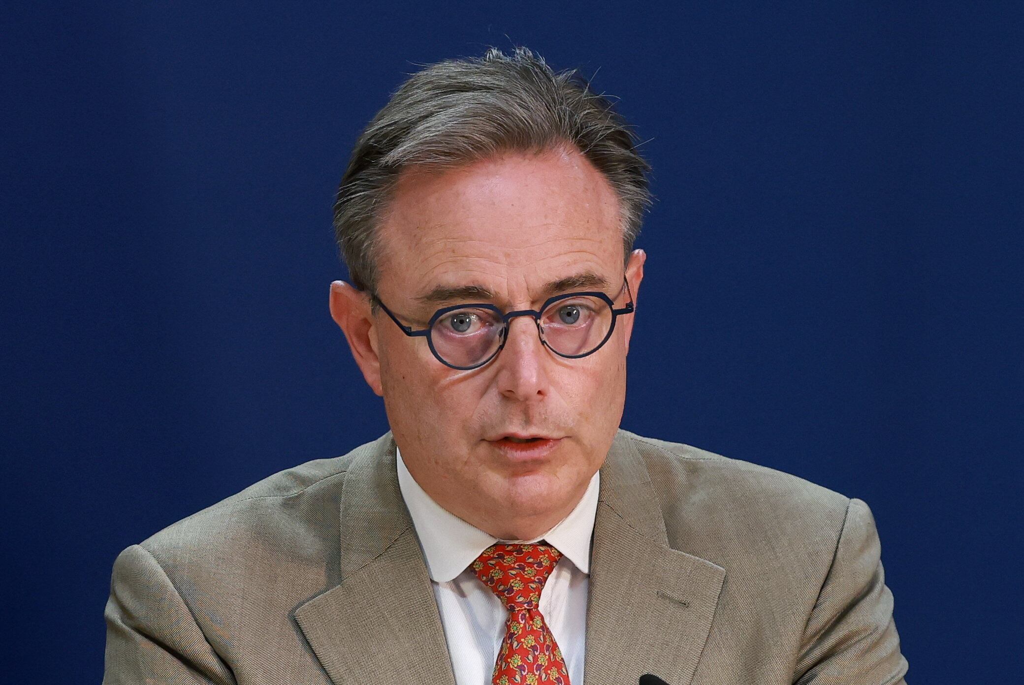 El primer ministro de Bélgica, Bart De Wever, durante una cumbre en Bruselas. Su oficina apeló a la ironía a través de las redes de su gato Maximus para fijar la postura oficial ante el caso Balogun. (REUTERS/Yves Herman)