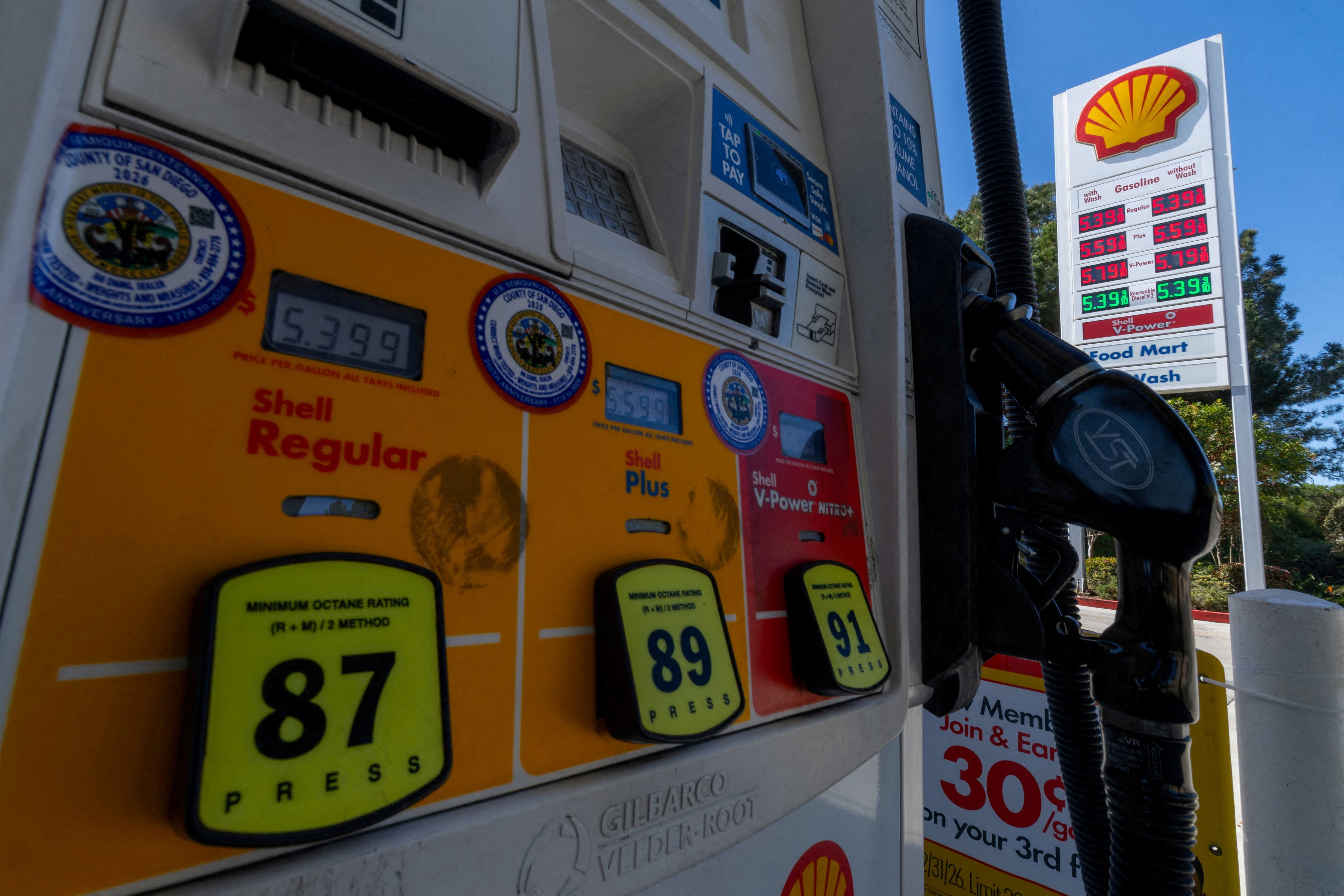 FILE PHOTO: La gasolina regular y el gasoil regular bajaron RD 5.00 por galón en República Dominicana, mientras la gasolina premium y el gasoil óptimo disminuyeron RD 3.00. REUTERS/Mike Blake/File Photo