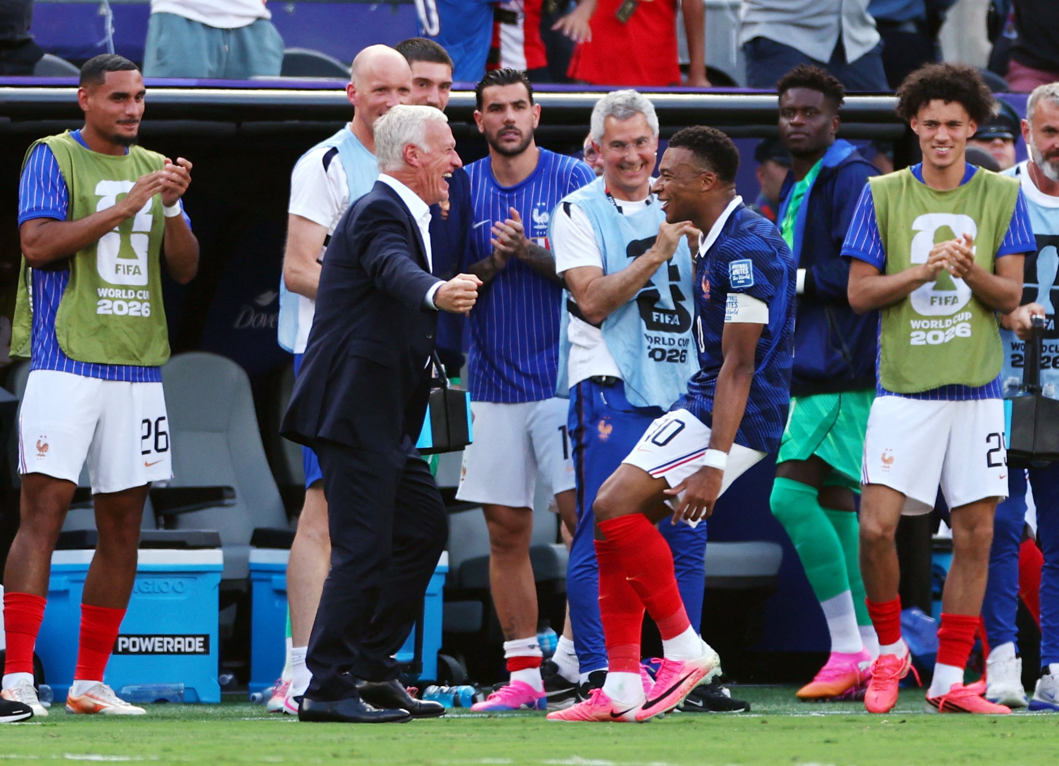 Kylian Mbappé se abraza con Didier Deschamps tras el gol del 1-0 de Francia ante Suecia en el Mundial (Reuters/Vincent Carchietta)