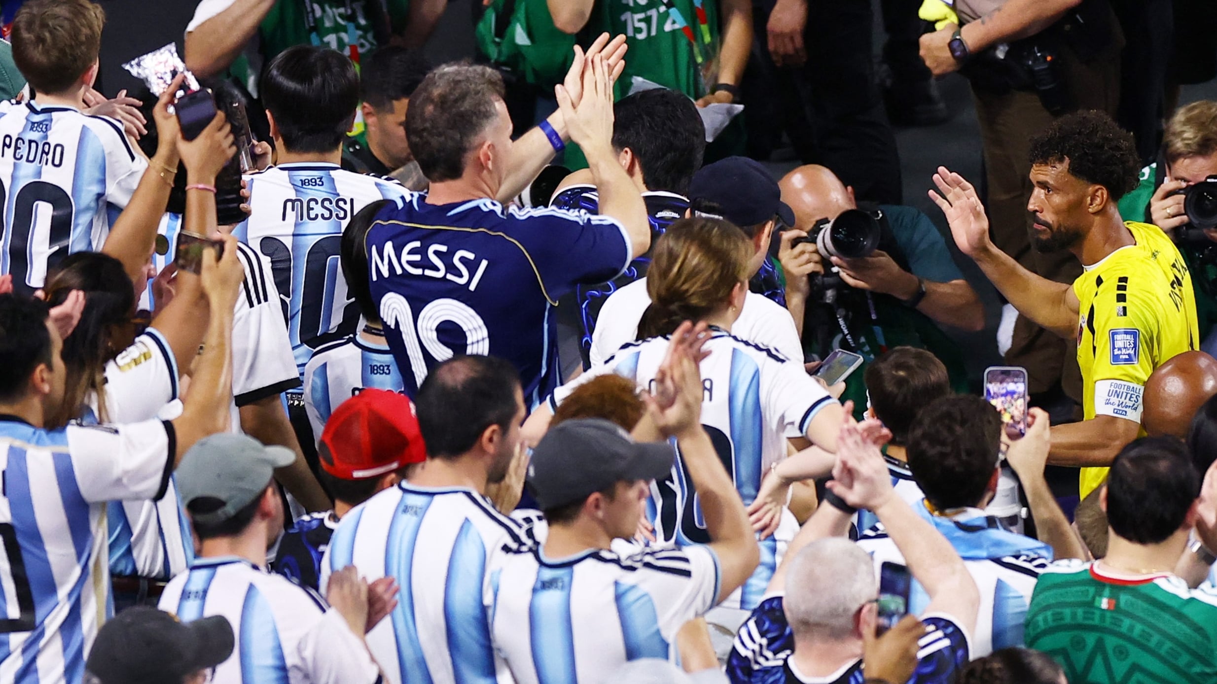 Vozinha recibe el cariño de los fanáticos argentinos (REUTERS/Marco Bello)