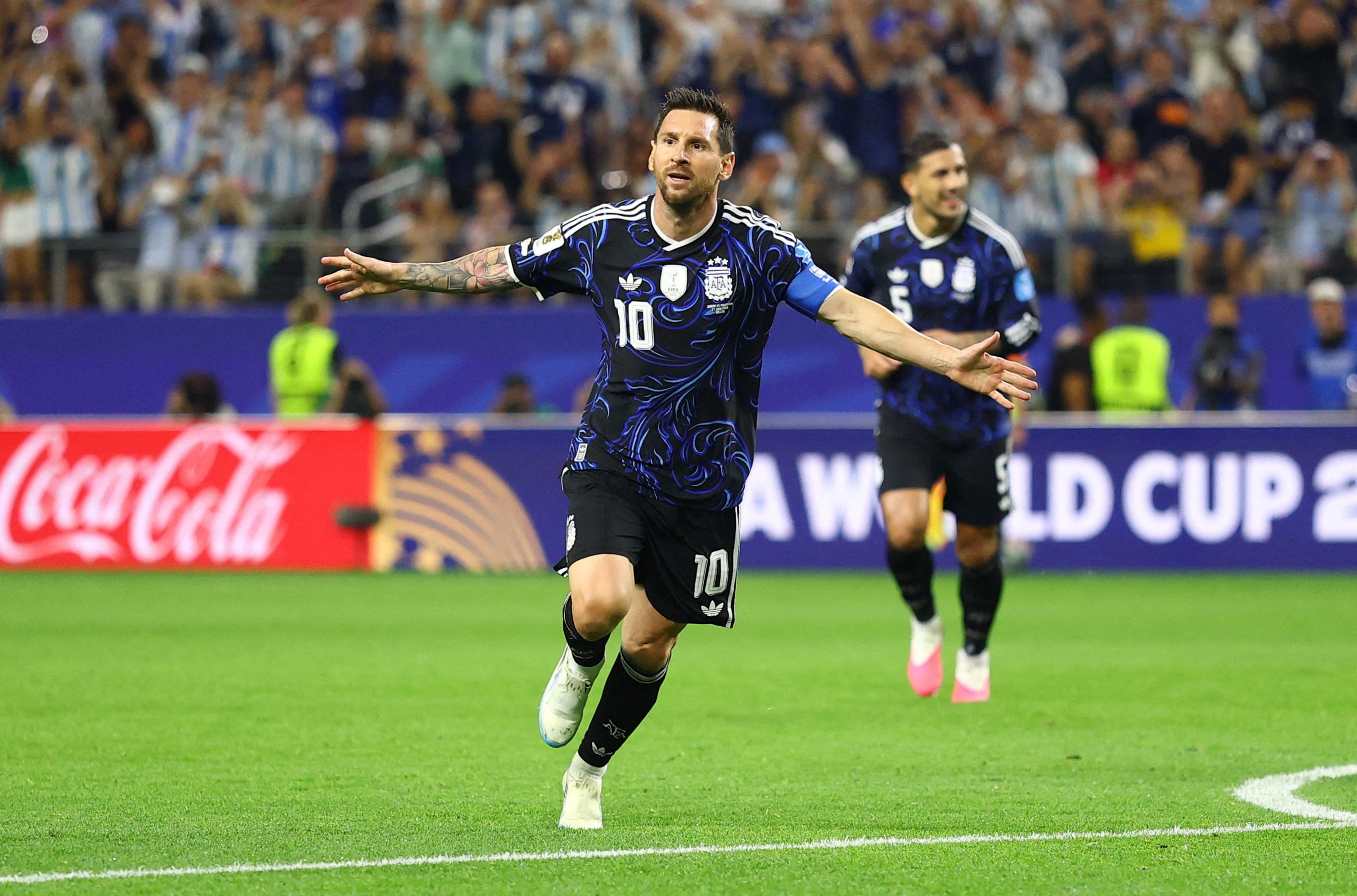 Lionel Messi celebra su gol contra Jordania. Aquel día, la Selección utilizó la camiseta suplente (REUTERS/Hannah Mckay)