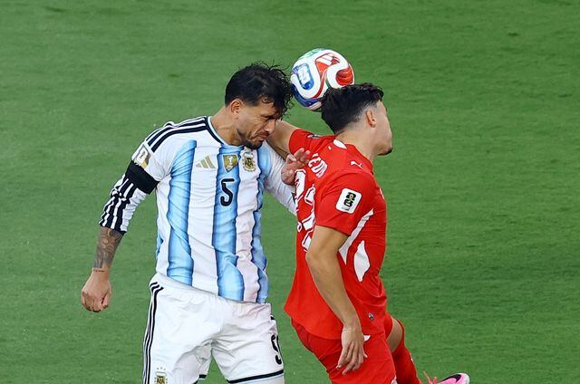 Leandro Paredes luce el brazalete mientras disputa el balón con Fabian Rieder (REUTERS/Albert Gea)