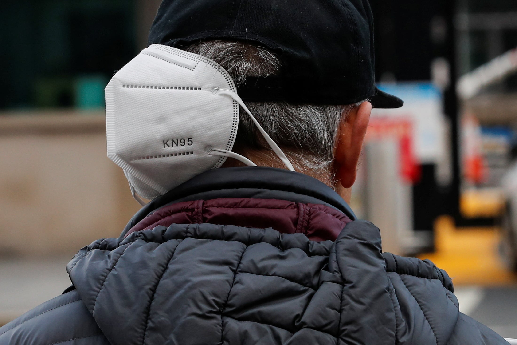 El uso de mascarillas ajustadas se considera una de las formas más eficaces de reducir la inhalación de partículas contaminantes en exteriores (REUTERS/Eduardo Munoz/File)