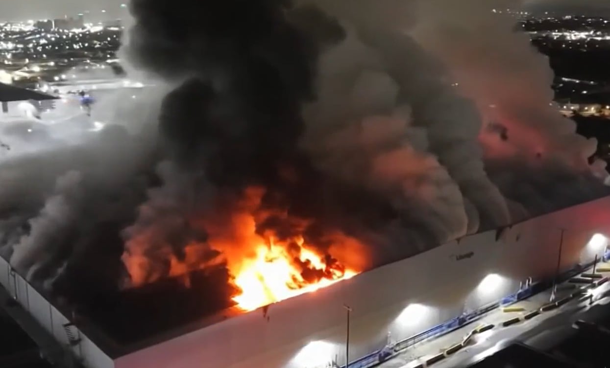 Materiales industriales y una línea de amoníaco en el almacén intensificaron los riesgos para la comunidad (KTLA 5)