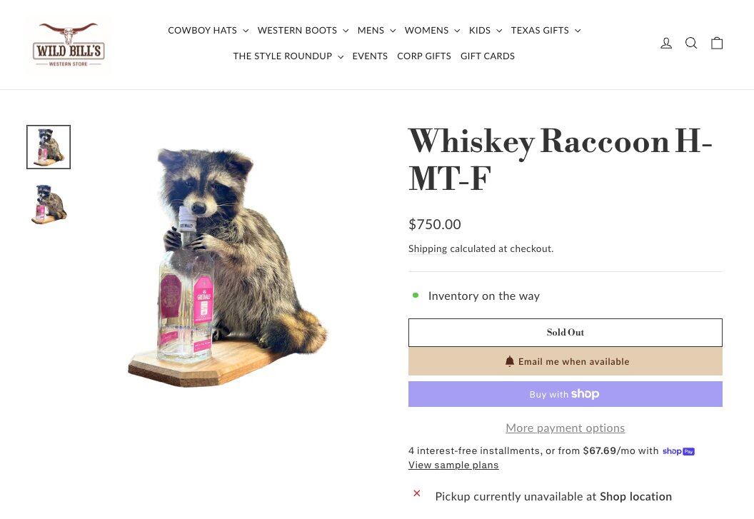 La figura decorativa, valorada en 750 dólares, representa a un mapache vestido con indumentaria vaquera y con una botella de whisky en la mano