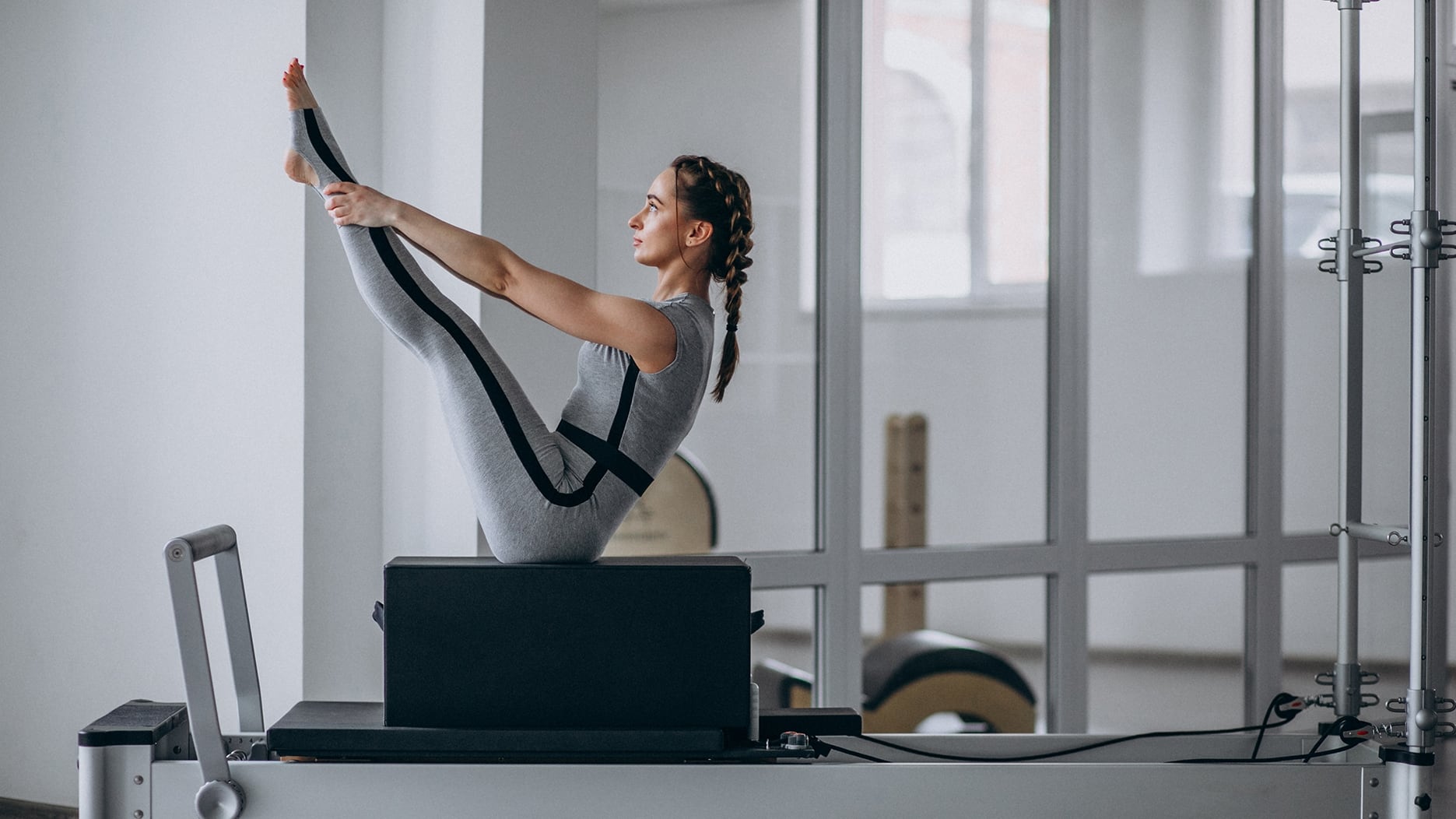 El Pilates reformer ocupa un lugar central en la rutina, adaptándose a la intensidad y objetivos de cada etapa de entrenamiento
Crédito: Freepik
