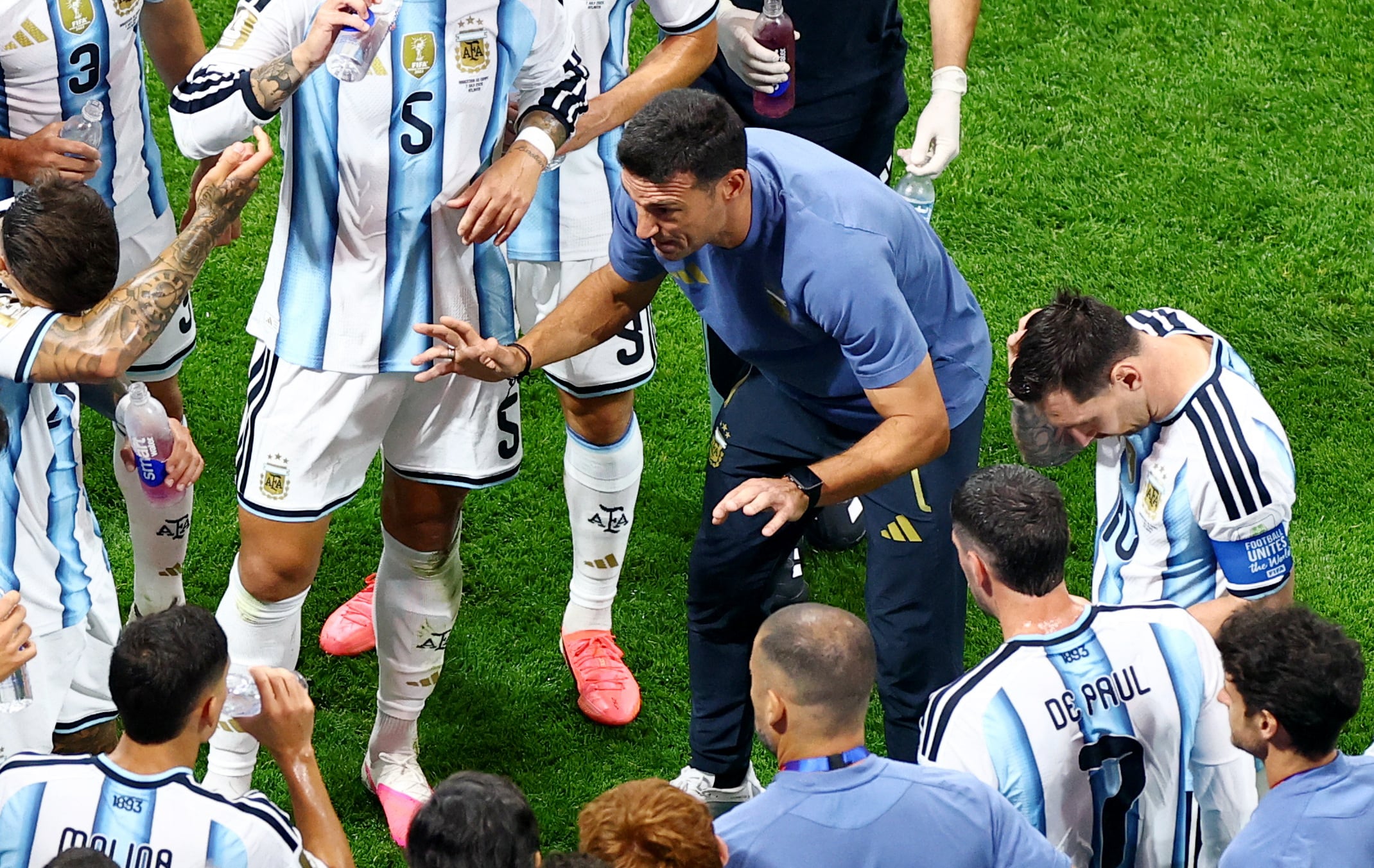 Lionel Scaloni dándole ánimo a sus jugadores en una pausa del partido contra Egipto (REUTERS/Marco Bello)