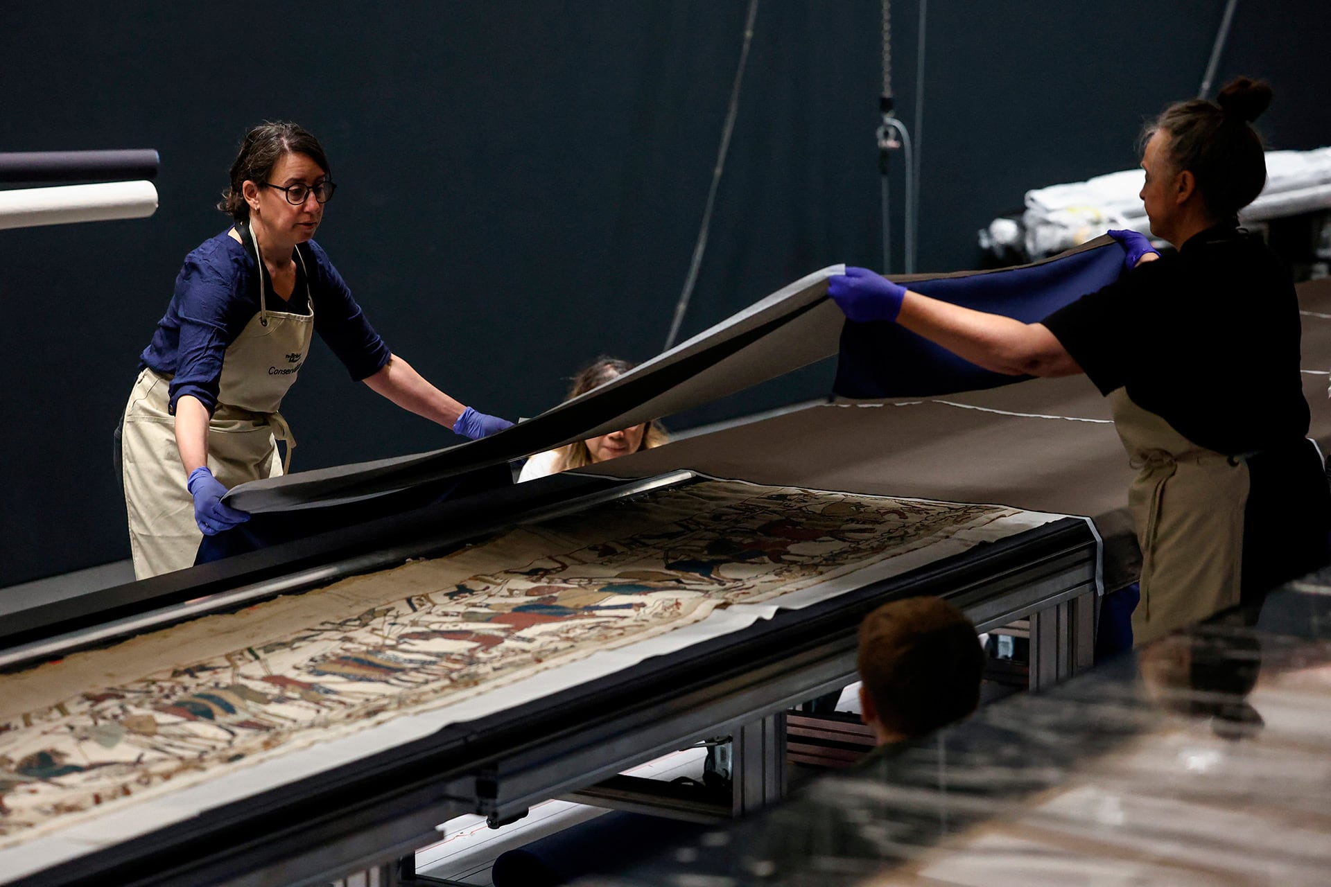 El Museo Británico muestra el Tapiz de Bayeux desplegado luego de “una coreografía de 18 horas”