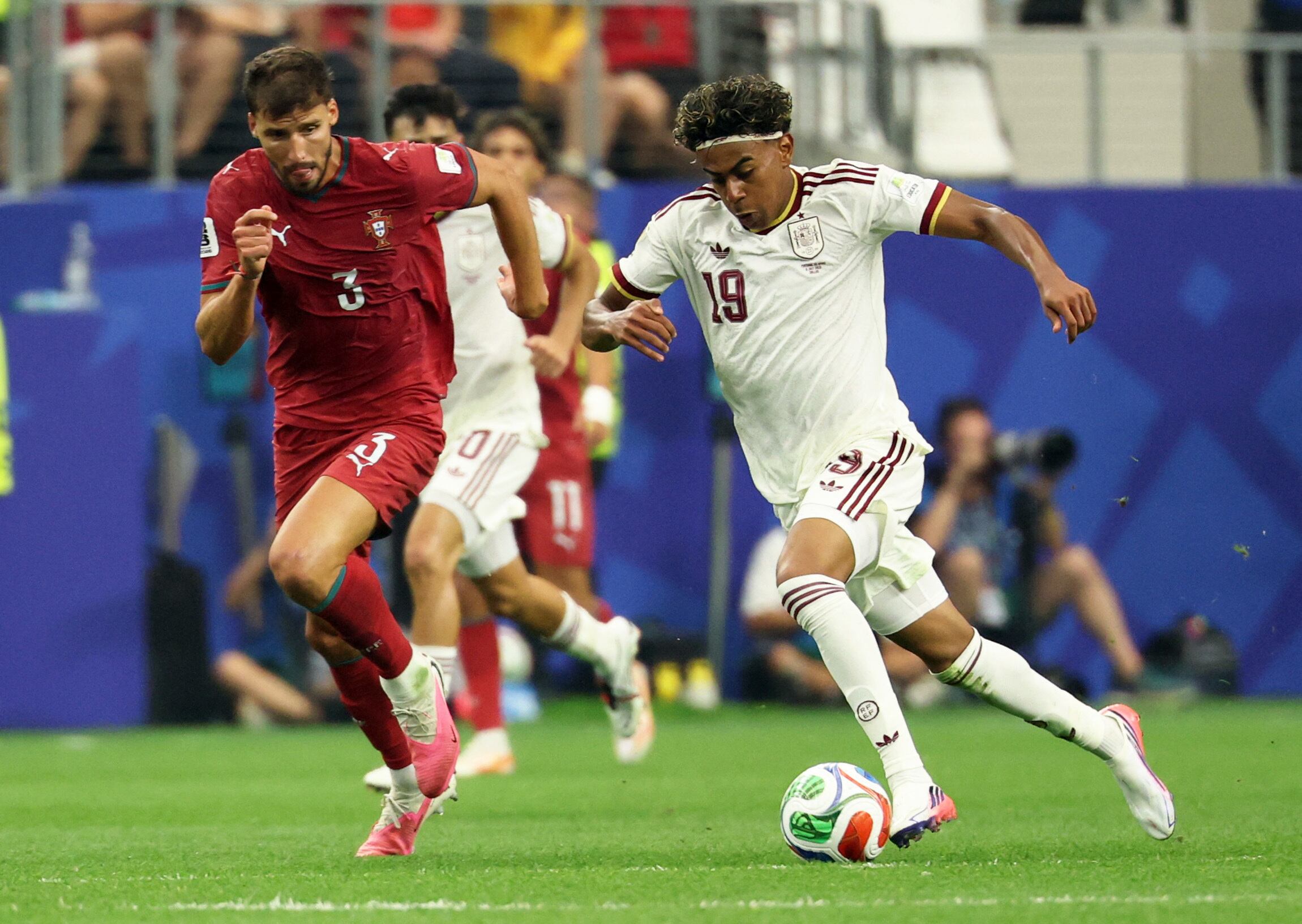 Ruben Dias corre a Lamine Yamal en el partido de este lunes (Reuters/Tim Heitman)