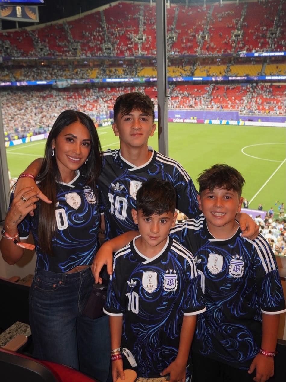 Antonela Roccuzzo desde un palco del estadio acompañada por Thiago, Mateo y Ciro Messi (@antonelaroccuzzo)