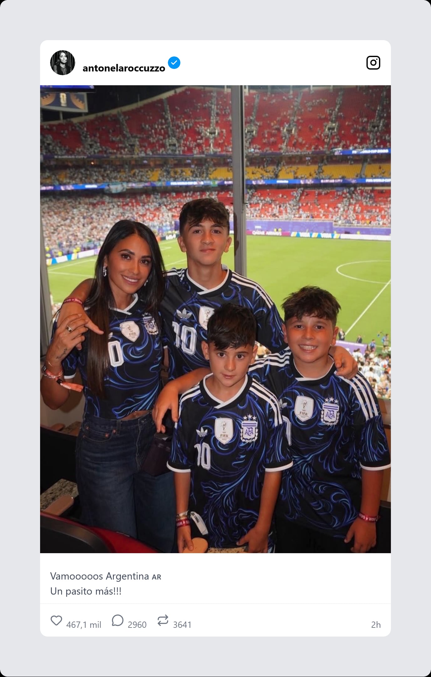 El posteo de Antonela Roccuzzo junto a sus tres hijos luego de la clasificación de Argentina a semifinales (@antonelaroccuzzo)