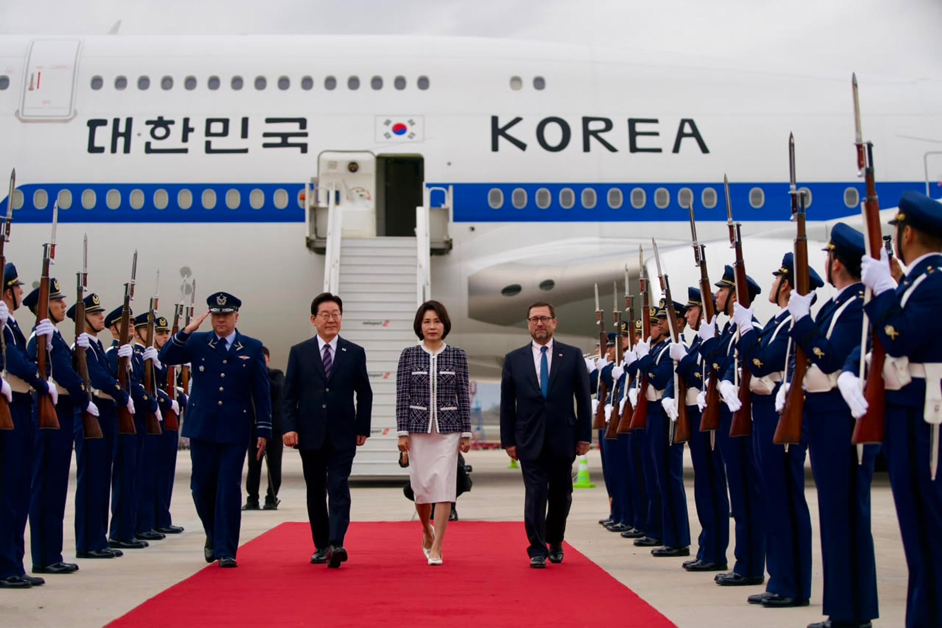 FotografÍa cedida por el ministerio de Relaciones Exteriores de Chile de su ministro, Francisco Pérez Mackenna (d), caminando junto al presidente de la República de Corea, Lee Jae-myung (c-i) y su esposa Kim Hea Kyung (c), este miércoles, a su llegada al Aeropuerto Arturo Merino Benítez, en Santiago (Chile) (EFE/ Ministerio de Relaciones Exteriores de Chile)